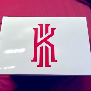 Kyrie basketballshoes with box all in goodcondition, is a little bit of tearing